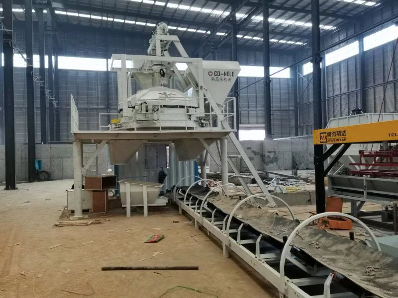 PC xíngxīng shì yùzhì hùnníngtǔ jiǎobàn zhàn zhuāngpèi shì jiànzhú yǐ chéngwéi bìrán qūshì. Rán'ér, chuántǒng yùzhì gòujiàn shēngchǎn chángqí miànlín rénlì chéngběn gāo, shēngchǎn xiàolǜ bōdòng dà, jiǎobàn yún zhí xìngchà yǐjí fèiliào lìyòng lǜ dī děng tòngdiǎn.2025 Nián, āliánqiú PC yùzhì hùnníngtǔ zhìzào shāng yǐnjìnle PC yùzhì qiáng bǎn quán zìdòng shēngchǎnxiàn, bìng pèitào jiànshèle CO-NELE gōngsī de PC zhuānyòng lìzhóu xíngxīng shì hùnníngtǔ jiǎobàn zhàn. Gāi zǔhé fāng'àn zì 2025 nián dì sì jìdù quánmiàn tóuchǎn hòu, bùjǐn shíxiànle “wú rén huà” shēngchǎnxiàn de luòdì, gèng zài gōngyè fèizhā zīyuán huà lìyòng fāngmiàn qǔdéle xiǎnzhù túpò. PC qiáng bǎn quán zìdòng shēngchǎnxiàn——cóng “zhìzào” dào “zhìzào” zài āliánqiú PC yùzhì hùnníngtǔ zhìzào shāng shēngchǎn xiànchǎng, kàn bù dào chuántǒng jiàncái gōngchǎng réntóucuándòng de jǐngxiàng. Quán zhǎng 100 yú mǐ de shēngchǎnxiàn shàng, jǐn yǒu 3 míng jìshù rényuán zài zhōngyāng kòngzhì shì jìnxíng jiānkòng. Zhè biàn shì gāi xiàngmù dì héxīn——PC qīng zhì qiáng bǎn quán zìdòng shēngchǎnxiàn. 1. Gāodù jíchéng de zìdònghuà xìtǒng gāi shēngchǎnxiàn yóu chéngxíng jī xìtǒng, qiēgē jī xìtǒng, shūsòng jī xìtǒng, qǐdiào jī xìtǒng, diàn kòng xìtǒng, qìdòng xìtǒng jí wùliào shūsòng xìtǒng děng bādà fēn xìtǒng wú fèng xiánjiē ér chéng. Zhōngyāng kòngzhì xìtǒng zuòwéi “dànǎo”, tōngguò fèn bù zài quánxiàn de xìnhào cǎiyàng kāiguān, shíshí tiáokòng měi yīdào gōngxù. Zhìnéng kòngzhì móshì: Cǎiyòng “zhōngyāng jìsuànjī zìdòng kòngzhì +shǒudòng bèifèn” de shuāng mó shèjì. Zài zhèngcháng shēngchǎn shí, xìtǒng gēnjù yù shè cānshù zìdòng wánchéng pèiliào, chéngxíng, qiēgē, mǎ duǒ quán liúchéng; zài tiáoshì huò tèshū gōng kuàng xià, gōngchéngshī kě tōngguò shǒudòng cāozuò hé jìnxíng jīngxì huà tiáozhěng, quèbǎo shēngchǎnxiàn de róuxìng shìyìng nénglì. Shùjù huà shēngchǎn guǎnlǐ: Tōngguò MES xìtǒng duìjiē, měi yīkuài chūchǎng de qiáng bǎn dōu bèi fùyǔ wéiyī “shēnfèn zhèng”, jìlùle shēngchǎn shíjiān, cāozuò bānzǔ jí yuánliào pī cì, shíxiànle quán shēngmìng zhōuqí de zhìliàng zhuīsù. 2. Héxīn chéngxíng jìshù dì túpò shēngchǎnxiàn de héxīn zàiyú chéngxíng jī xìtǒng. Běn xiàngmù cǎiyòng de shèbèi jīyú zhèndòng jǐ yā chéngxíng yuánlǐ, zhēnduì PC yùzhì qiáng bǎn zhuānmén yōuhuà. Dì èr zhāng:PC zhuānyòng xíngxīng shì jiǎobàn zhàn——jīngzhǔn gōngnéng de “xīnzàng” rúguǒ shuō chéngxíng jī shì qūgàn, nàme wèi PC shēngchǎnxiàn yuányuán bùduàn tígōng “xiěyè” de, zhèng shì yǔqí jǐnlín jiànshè de PC zhuānyòng hùnníngtǔ jiǎobàn zhàn. Zhēnduì PC yùzhì gòujiàn duì hùnníngtǔ de gāo biāozhǔn yāoqiú, āliánqiú PC yùzhì hùnníngtǔ zhìzào shāng xuǎn pèile CO-NELE gōngsī de CMP1000 lìzhóu xíngxīng shì hùnníngtǔ jiǎobàn zhǔjī. 1. Wèishéme xuǎnzé xíngxīng shì jiǎobàn? PC yùzhì qiáng bǎn, tèbié shì lìyòng gù fèi shēngchǎn de qīng zhì qiáng bǎn, duì hùnníngtǔ de hé yì xìng, yún zhí xìng hé xiānwéi fēnsàn xìng yāoqiú jí gāo. Chuántǒng de shuāng wò zhóu jiǎobànjī wǎngwǎng lìbùcóngxīn. Fùzá de duìliú yùndòng: Lìzhóu xíngxīng shì jiǎobànjī zài gōngzuò shí, jiǎobàn bì wéirào jiǎobàn tǒng zhōngxīn jìnxíng gōngzhuàn de tóngshí, jiǎobàn yèpiàn zìshēn jìn háng gāosù zìzhuǎn. Zhè zhǒng dútè de nìliú xíngxīng shì yùndòng guǐjì, zài jiǎobàn tǒng nèi xíngchéngle jùliè de duōwéi duìliú xúnhuán. Wú sǐjiǎo de jiǎn qiè lì: Fùzá de yùndòng guǐjì quèbǎole wùliào zài tǒng tǐnèi 360 dù wú sǐjiǎo shòudào qiángliè de jiǎn qiè, duìliú hé kuòsàn zuòyòng. Jíshǐ shì zài tiānjiāle duǎn qiè xiānwéi huò yòngliàng jí shǎo de wàijiā jì shí, yě néng zài jí duǎn shíjiān nèi (tōngcháng 60 miǎo nèi) jiāng qí jūnyún fēnsàn yú hùnhé liào zhōng, zhè duìyú bǎozhèng qīng zhì qiáng bǎn de qiángdù yīzhì xìng hé fángzhǐ kāiliè zhì guān zhòngyào. 2. Zhuān wèi PC shēngchǎnxiàn shèjì de jiégòu chuàngxīn gāi PC yùzhì hùnníngtǔ jiǎobàn zhàn zài shèjì zhī chū jiù chōngfèn kǎolǜle xiàyóu PC shēngchǎnxiàn de tèshū xūqiú: CO-NELE xíngxīng shì hùnníngtǔ jiǎobànjī pèibèi duō chūkǒu xiè liào shèjì: Kǎolǜ dào wèilái kěnéng kuòzhǎn dì èr tiáo shènzhì dì sān tiáo PC shēngchǎnxiàn, gāi jiǎobàn zhàn pèizhìle liǎng gè dúlì de xiè liào kǒu. Tōngguò yèyā kòngzhì, yī tái zhǔjī kěyǐ jiāotì xiàng liǎng tiáo bùtóng de shēngchǎnxiàn gōng liào, shíxiànle “yī jī shuāng xiàn”, dàdà jiàngdīle shèbèi tóuzī chéngběn. Tóngshí, zhēnduì PC gòujiàn pèi bǐ yángé de tèdiǎn, pèizhìle shuāng kāimén xiè liào jiégòu hé shuāng sù jìliàng xìtǒng, pèihé jìsuànjī de luòchā zìdòng bǔcháng gōng néng, quèbǎo shuǐní, shuǐ, wàijiā jì de jìliàng jīngdù dádào dòngtài 0.1%Jíbié. Dì sān zhāng: Ànlì xiàoyì fēnxī jīngguò jìn yīgè jìdù de shíjì yùnxíng, āliánqiú PC yùzhì hùnníngtǔ zhì zào shāng de zhè tào zǔhé zhuāngbèi jiāo chūle yī fèn liàng yǎn de chéngjì dān: Shēngchǎn xiàolǜ biāoshēng:PC shēngchǎnxiàn shèjì nénglì wèi dān bān nián chǎn 15 wàn píngfāng mǐ. Zài shíjì yùnxíng zhōng, tōngguò yōuhuà jiǎobàn zhàn gōng liào jiézòu, shíxiànle chéngxíng jī liánxù wěndìng jǐ yā, shíjì chǎnnéng jiējìn shèjì fēngzhí, wánquán mǎnzúle sān bān liánxù yùnzhuǎn de xūqiú. Chǎnpǐn zhí liàng yuèshēng: Xíngxīng shì jiǎobànjī tígōng de jiāng liào shǐdé qiáng bǎn nèibù jiégòu jūnyún, wàiguān píngzhěng dù gāo. Jīng jiǎncè, chǎnpǐn kàng yā qiángdù hé shōusuō zhí jūn yōu yú guójiā biāozhǔn, shīgōng hòu qiáng tǐ kōng gǔ, kāiliè xiànxiàng dàfú jiǎnshǎo. 展开 1,588 PC Planetary Precast Concrete batching Plant